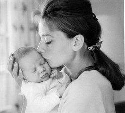 Через 10 лет критики примутся слагать восторженные оды ее таланту вообще, грации в частности и удивительным,