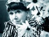 Эта актриса занимает в отечественном искусстве особую нишу. Смешная, ироничная, язвительная и безумно талантливая.