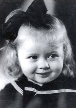 Следуя своему пониманию миссии актера, она дарила людям радость, несла в их дом тепло. И никогда ни о чем не жалела