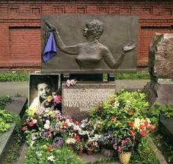 В 1976 году на последнем юбилейном концерте в Колонном зале Дома союзов народная артистка СССР исполняла свои лучшие песни военных лет по заказу благодарных слушателей из зрительного зала.