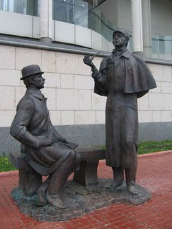 Как упоминается во многих повестях и рассказах Конан-Дойля, Шерлок Холмс проживал в Лондоне на Беккер-Стрит, 221Б.