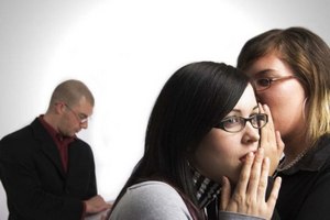Интересно, что все мы хотя бы раз переживали подобное, но все равно участвуем в распространении сплетен.