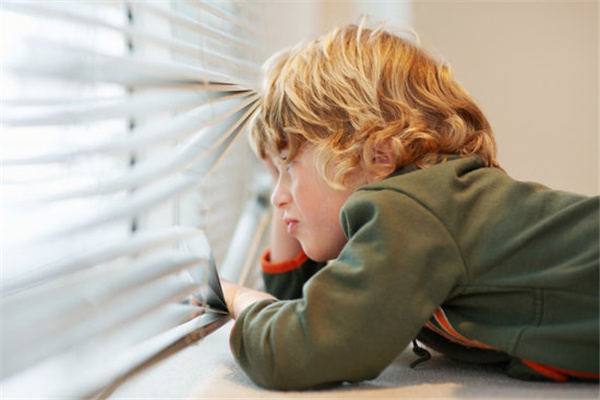 Универсального возраста, с которого ребенок уже может оставаться в одиночестве – не существует.