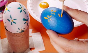 Есть несколько версий о том, откуда берет свое начало обычай дарить и красить яйца на Пасху.