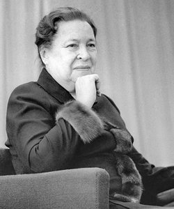 Герои ее наивных стихов уже давно перешагнули порог детской. Но ее творчество оказалось