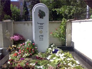 Говорят, в Грузии есть пословица: «Господи, дай мне счастливую жизнь, хорошего мужа и сделай меня такой красивой, как Софико Чиаурели».